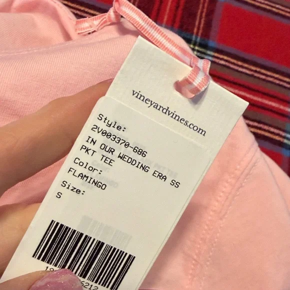 Vineyard Vines Flamingo Taylor&Travis IN OUR WEDDING ERA SS Pocket Tee ๐ - Picture 8 of 9